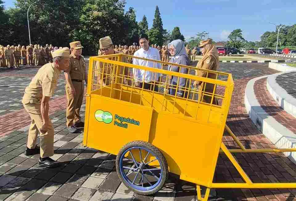 Pegadaian Serahkan 12 Armada Angkut Sampah ke Kabupaten Kuningan